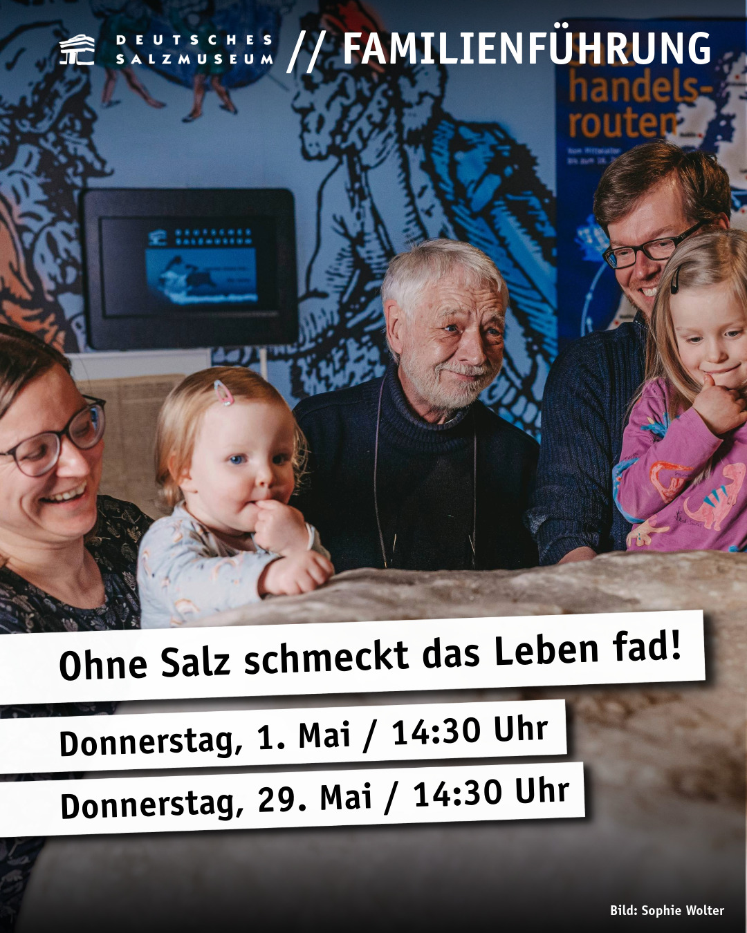 Eine Familie steht um den großen Salzblock im Deutschen Salzmuseum.